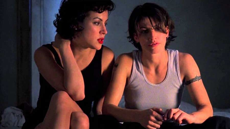 scène du film Bound 1996 thriller lesbien néo-noir avec Gina Gershon et Jennifer Tilly