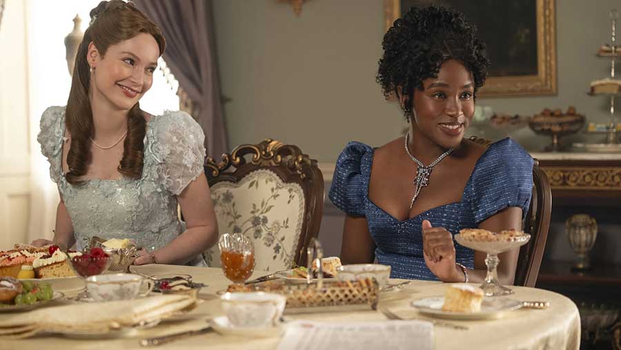 Hannah Dodd (Francesca) et Masali Baduza (Michaela) à table dans Bridgerton - scène de la saison 4 ou 5