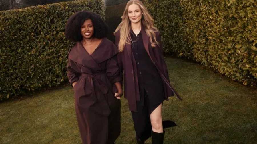 Hannah Dodd (Francesca Bridgerton) et Masali Baduza (Michaela Stirling) marchant main dans la main dans les premières photos officielles de Bridgerton saison 5