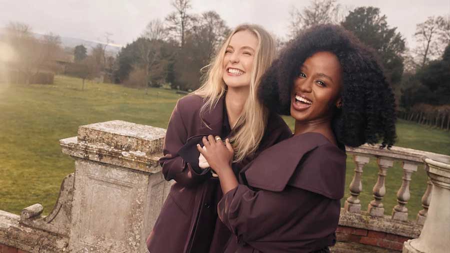 Hannah Dodd et Masali Baduza enlacées et souriantes dans les photos promotionnelles de Bridgerton saison 5 - Francesca et Michaela