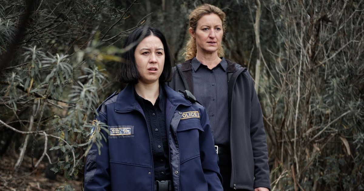 Deadloch saison 2 : Kate Box et Nina Oyama incarnent les détectives Dulcie Collins et Abby Matsuda dans le polar comique saphique de Prime Video diffusé en mars 2026