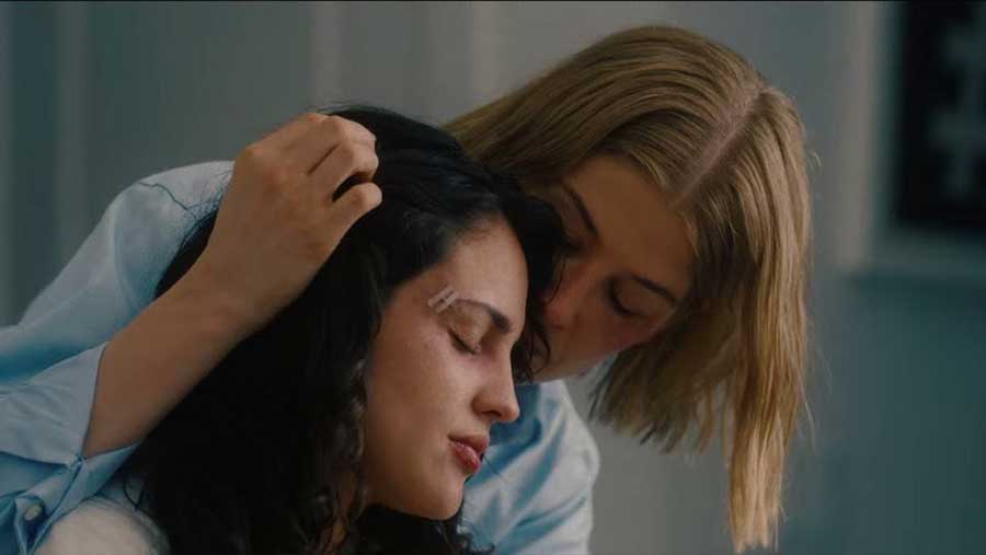 I Care a Lot baiser lesbien sur Netflix avec Rosamund Pike et Eiza Gonzalez