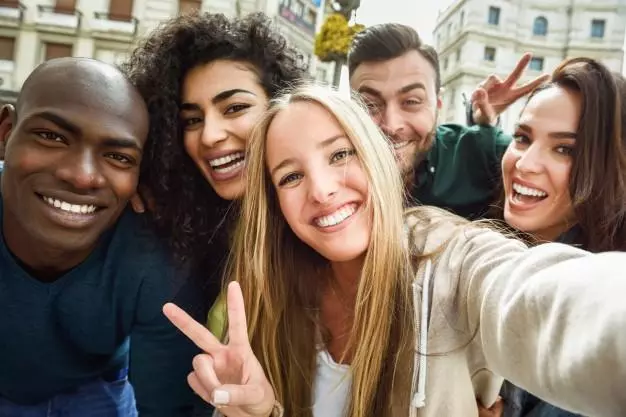 Multiracial Grupo Joven Gente Toma Selfie 1139 1032