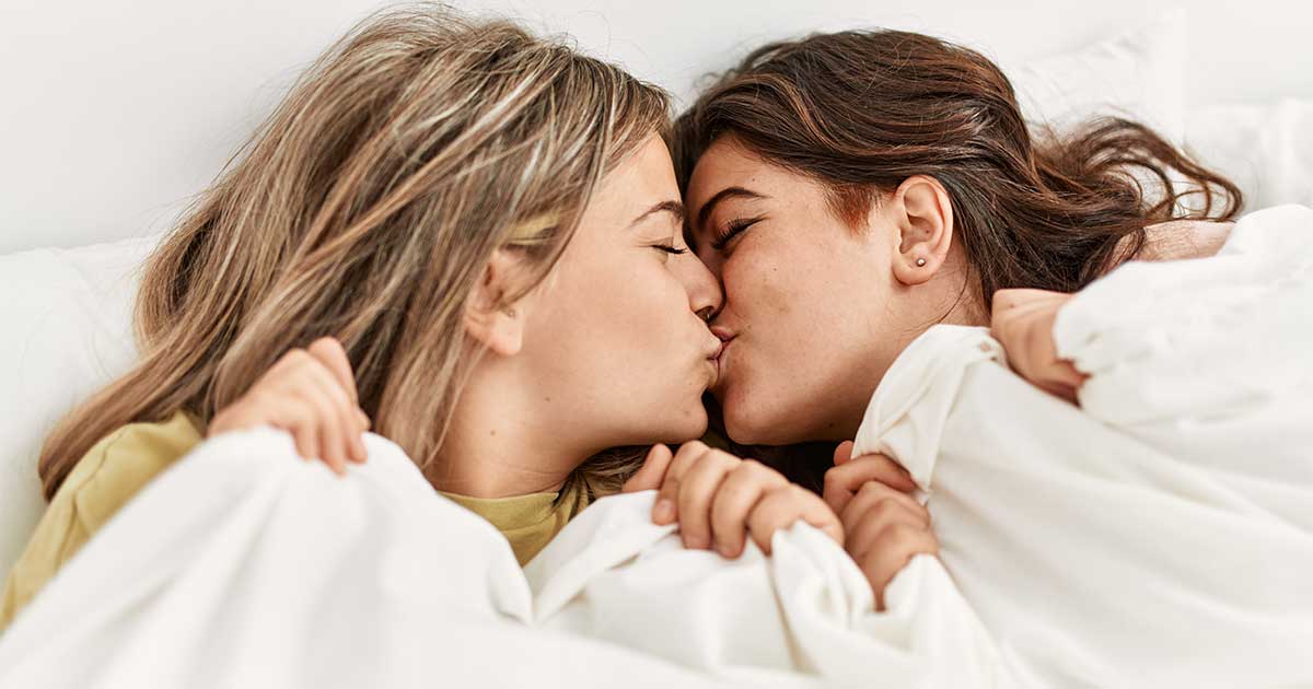 Deux femmes main dans la main, témoignage de première relation lesbienne en 7 étapes