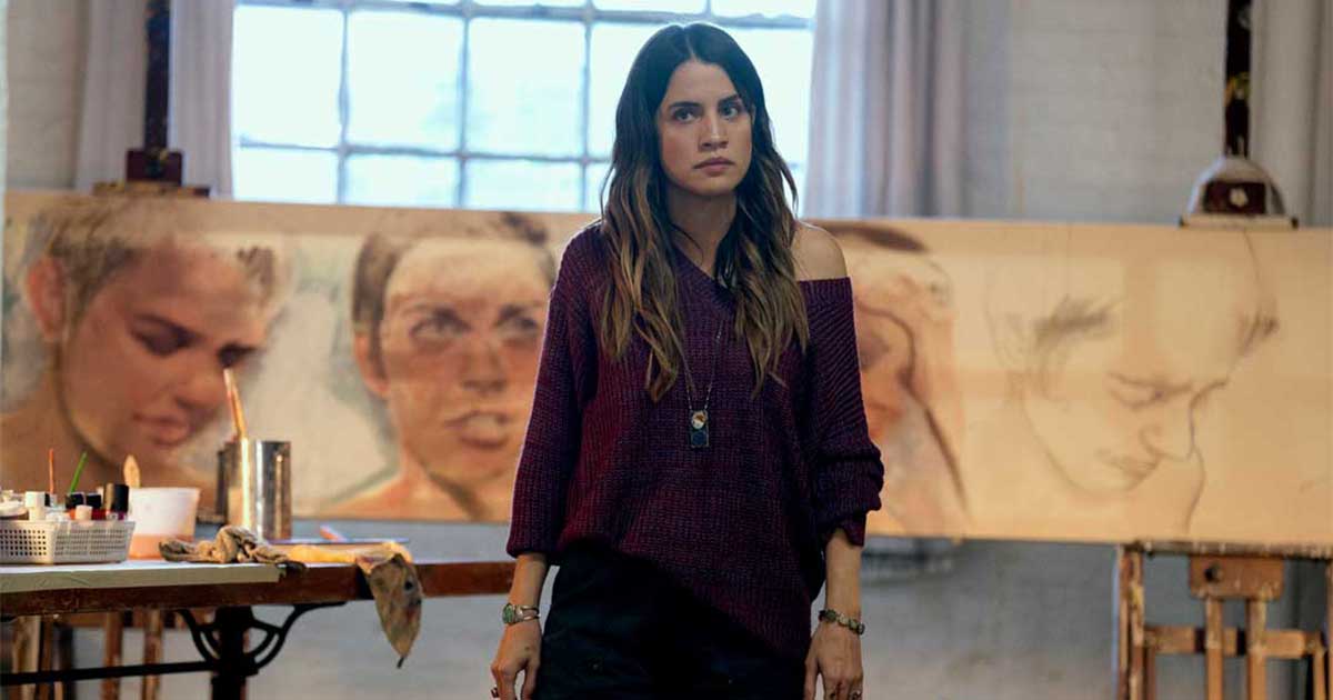 Scène sombre de la série The Beast in Me montrant l'ambiance thriller autour de l'enquête de l'autrice