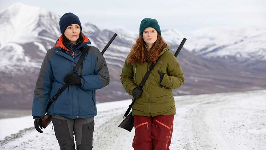 Vigil saison 3 relation lesbienne amoureuse Amy Silva et Kirsten Longacre en Arctique