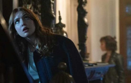 Daphne Keene et Sophie Nélisse dans le film d’horreur Whistle, un thriller surnaturel mêlant malédiction et histoire d’amour lesbienne entre deux adolescentes