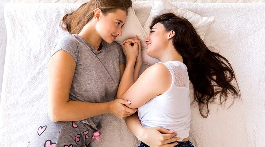 Maternité lesbienne en France : parcours PMA, adoption, filiation et vie de famille