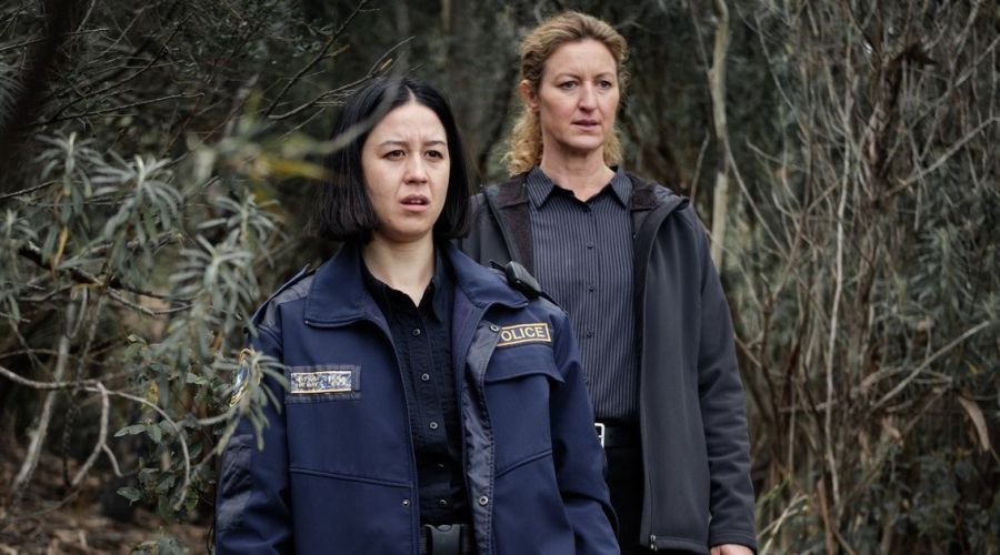 Deadloch saison 2 : Kate Box et Nina Oyama incarnent les détectives Dulcie Collins et Abby Matsuda dans le polar comique saphique de Prime Video diffusé en mars 2026