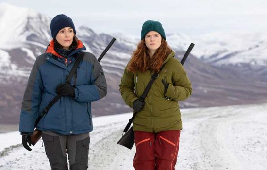 Vigil saison 3 relation lesbienne amoureuse Amy Silva et Kirsten Longacre en Arctique