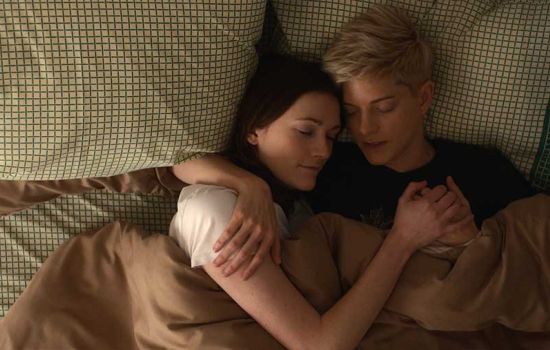 Mae et George dans Feel Good, série lesbienne Netflix