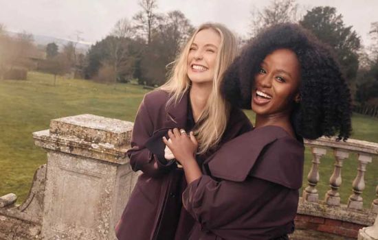 Hannah Dodd et Masali Baduza enlacées et souriantes dans les photos promotionnelles de Bridgerton saison 5 - Francesca et Michaela