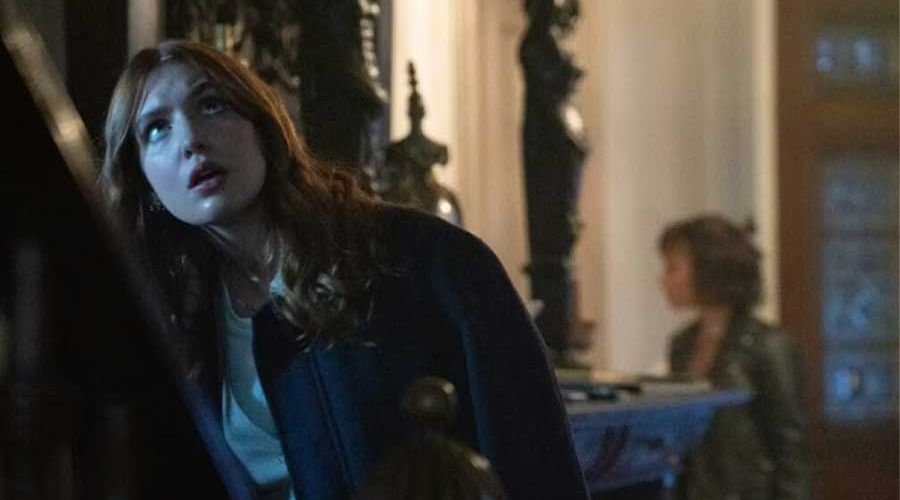 Daphne Keene et Sophie Nélisse dans le film d’horreur Whistle, un thriller surnaturel mêlant malédiction et histoire d’amour lesbienne entre deux adolescentes