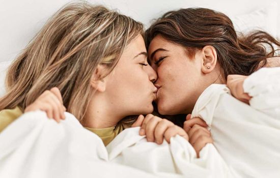 Deux femmes main dans la main, témoignage de première relation lesbienne en 7 étapes