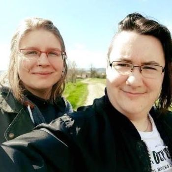 Portrait de l'autrice CanLJ, romancière lesbienne publiée chez Homoromance Éditions