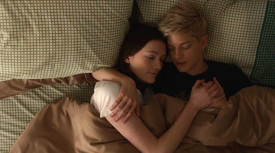 Mae et George dans Feel Good, série lesbienne Netflix