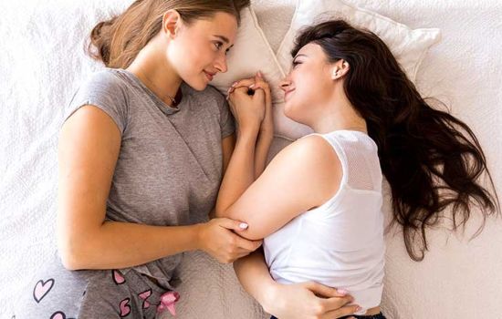 Maternité lesbienne en France : parcours PMA, adoption, filiation et vie de famille