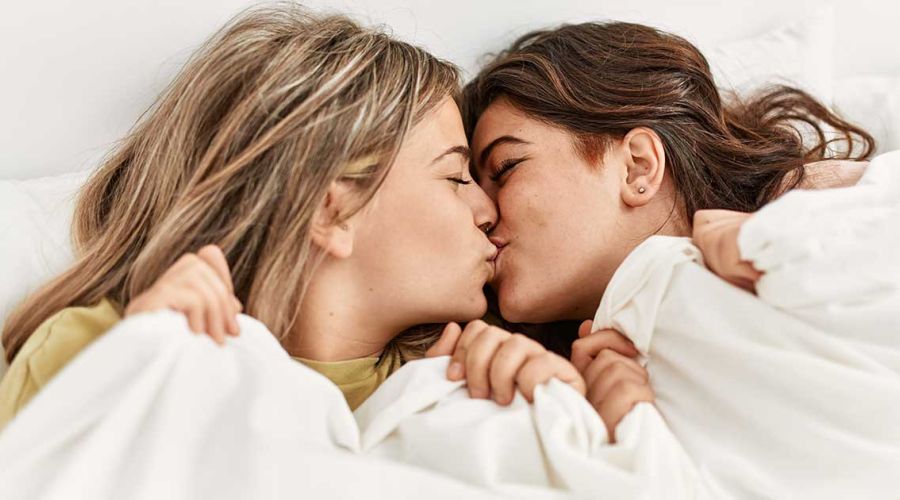 Deux femmes main dans la main, témoignage de première relation lesbienne en 7 étapes