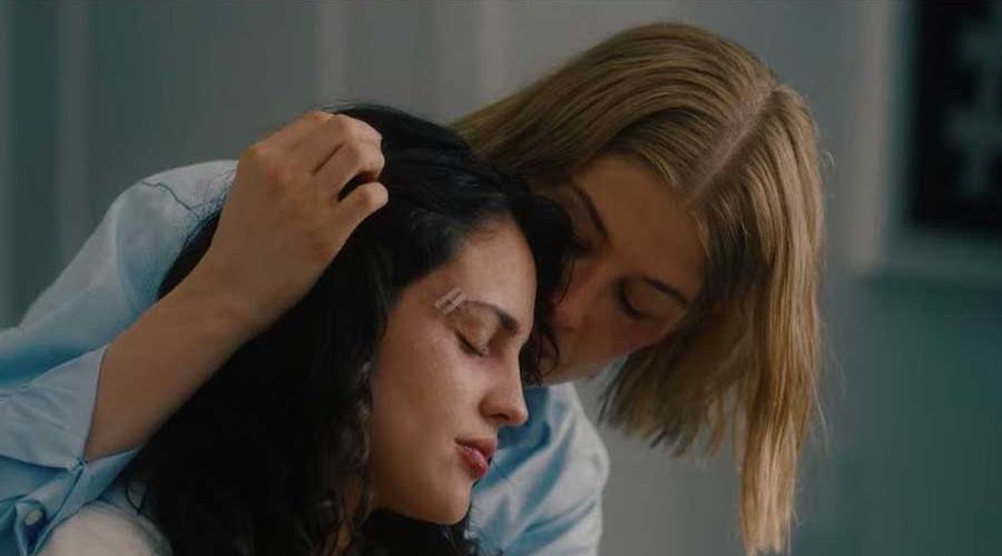 I Care a Lot baiser lesbien sur Netflix avec Rosamund Pike et Eiza Gonzalez