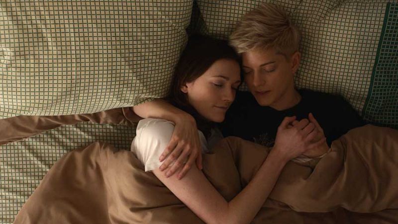 Mae et George dans Feel Good, série lesbienne Netflix